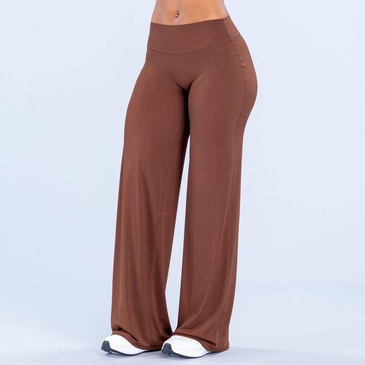 Brown wide-leg pants with elastic waist and draped straight-leg fit